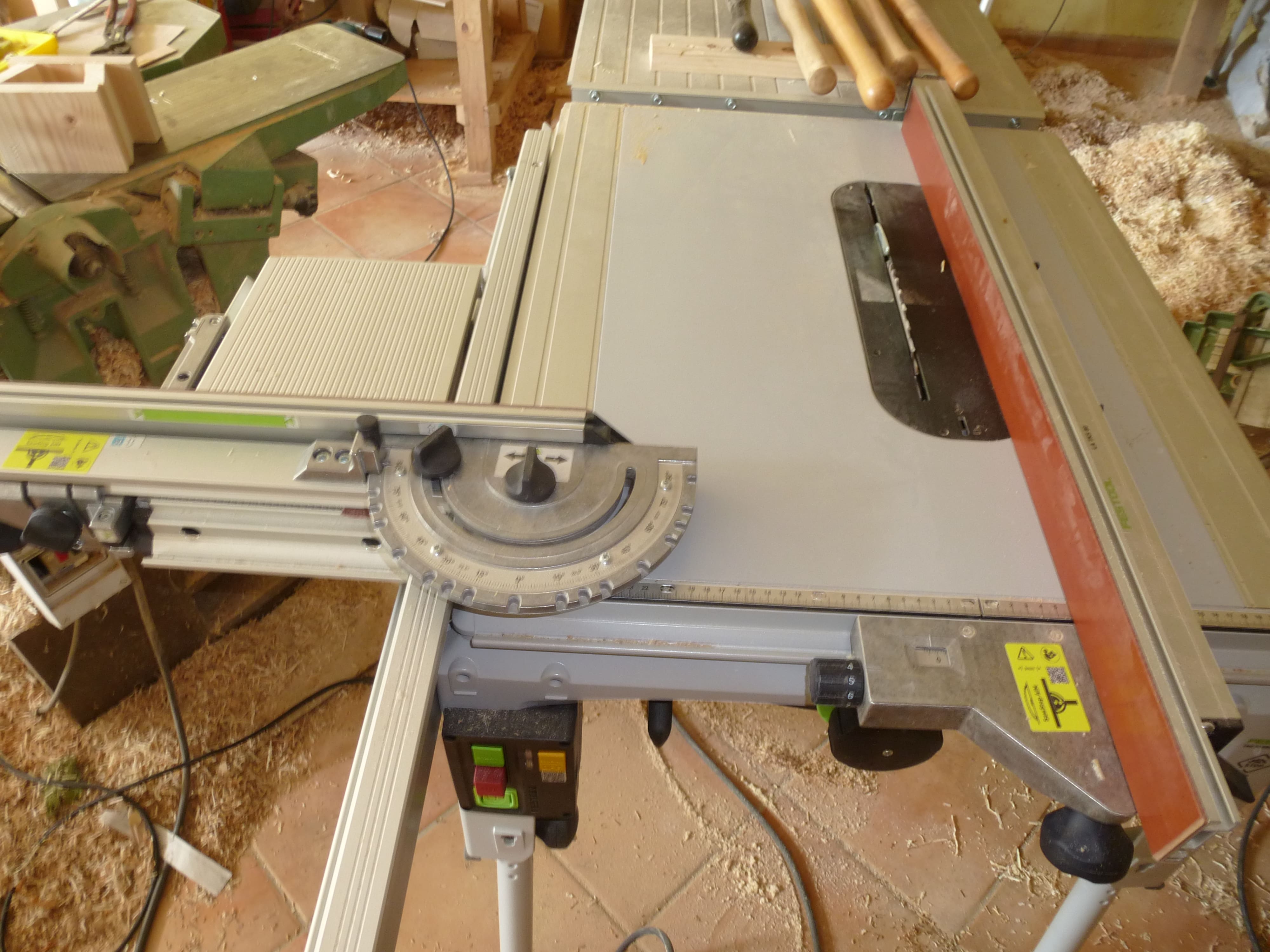 Scie circulaire avec table