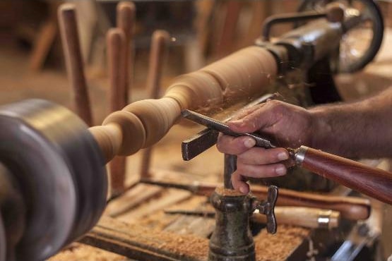 Tourneur sur sa machine